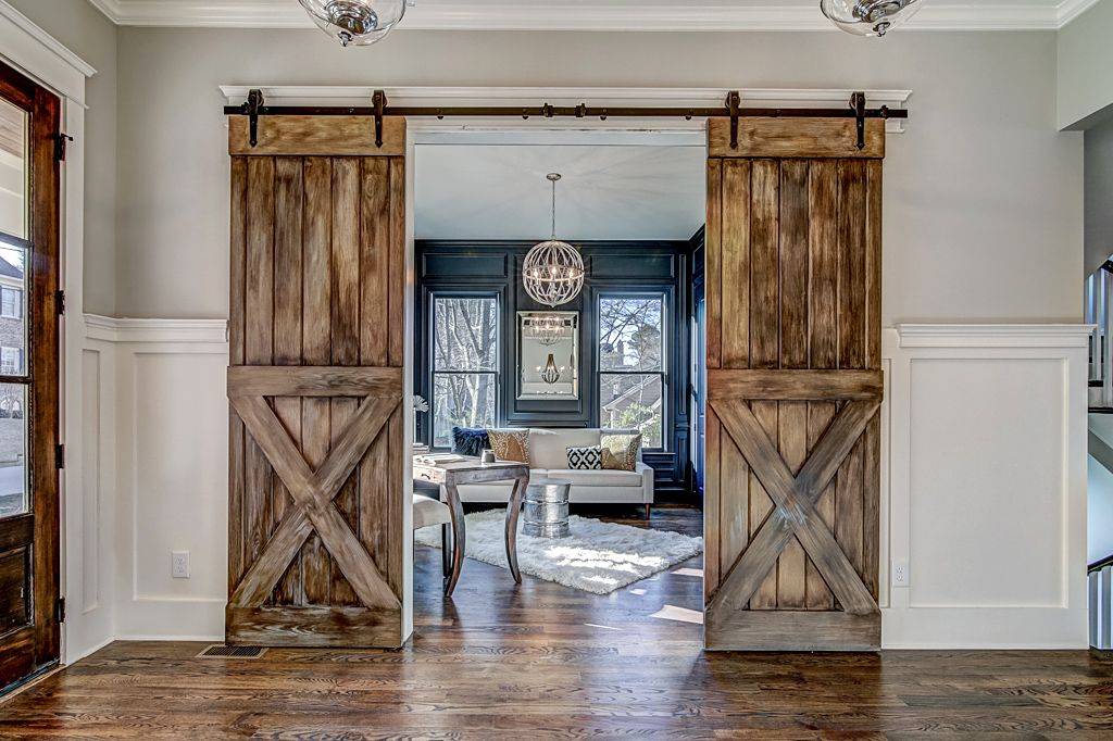 Beleszerettél a pajtaajtókba? Ezt érdemes tudnod róluk.