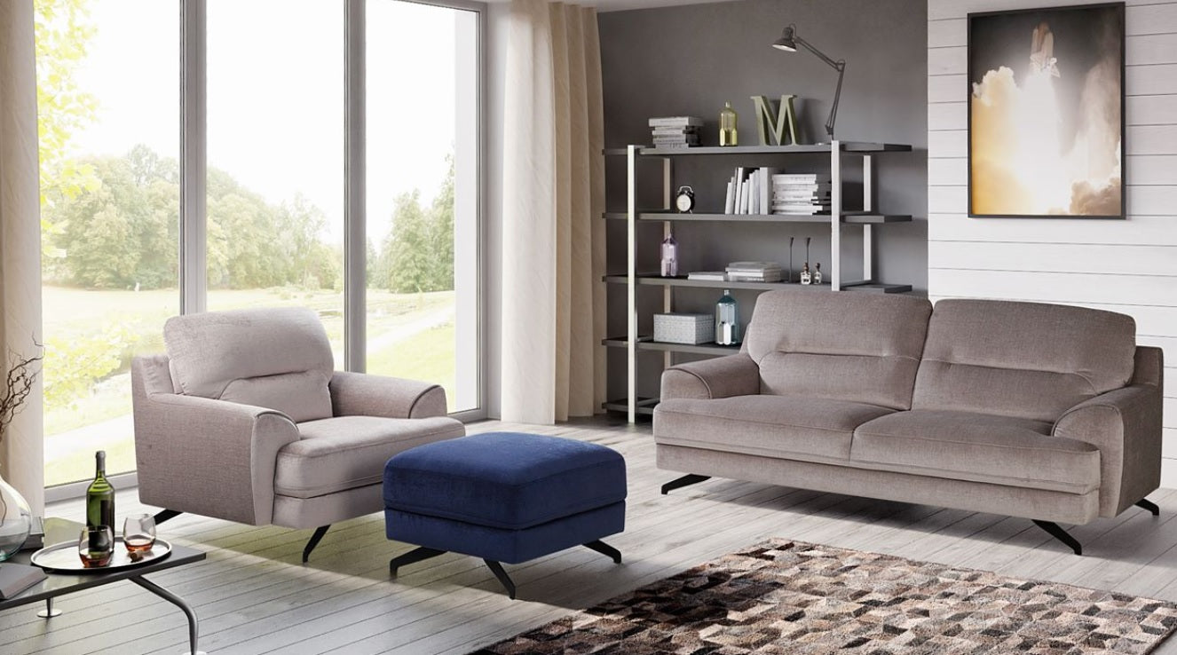 Süppedős szürke bársony fotel, fekete fém lábbal.