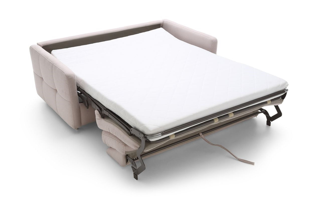 Rózsaszín kanapé, franciaággyá alakítható.