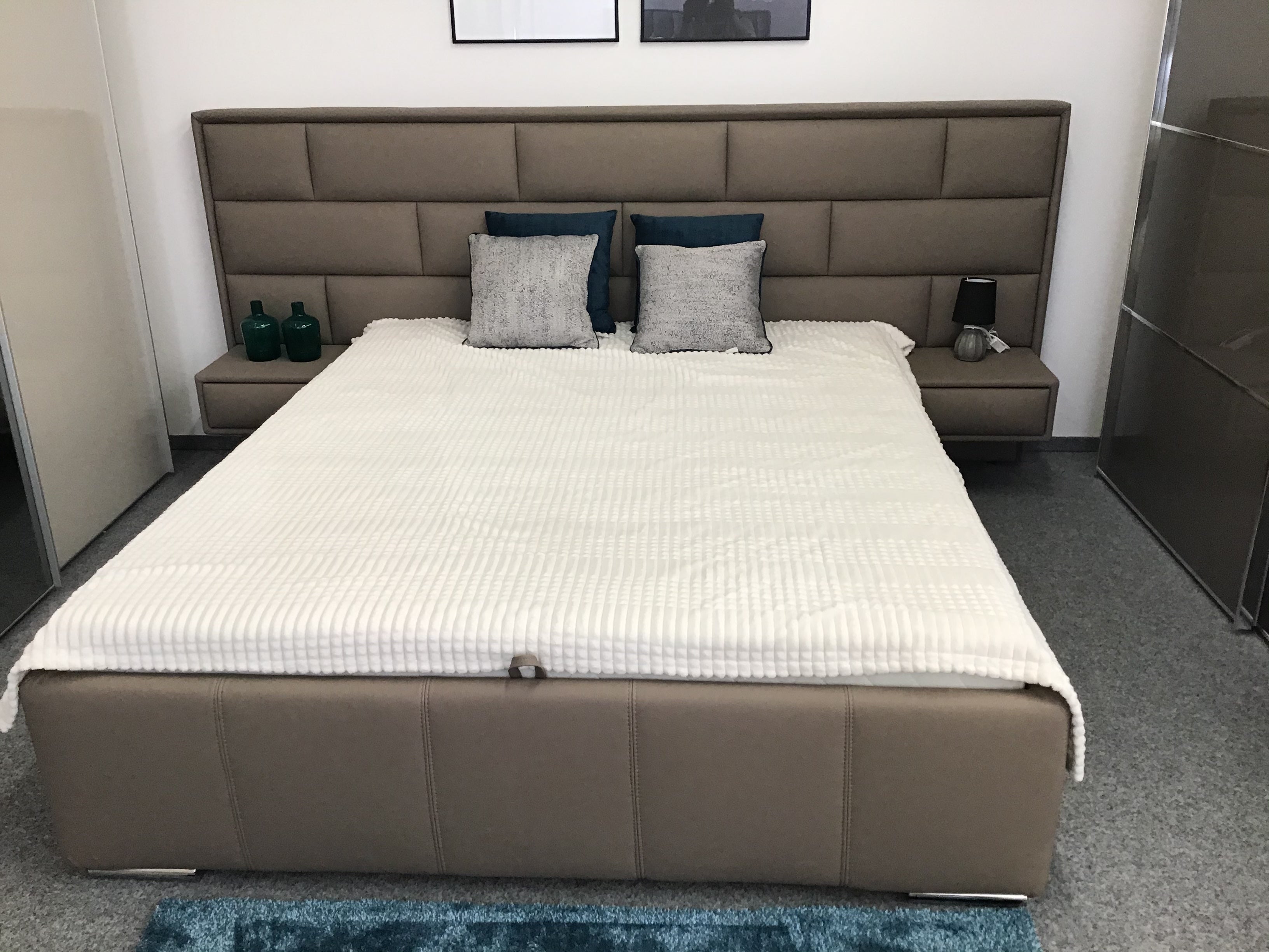 KOMI ágykeret ágyneműtartóval és éjjeliszekrénnyel - Marco Mobili Bútoráruház -