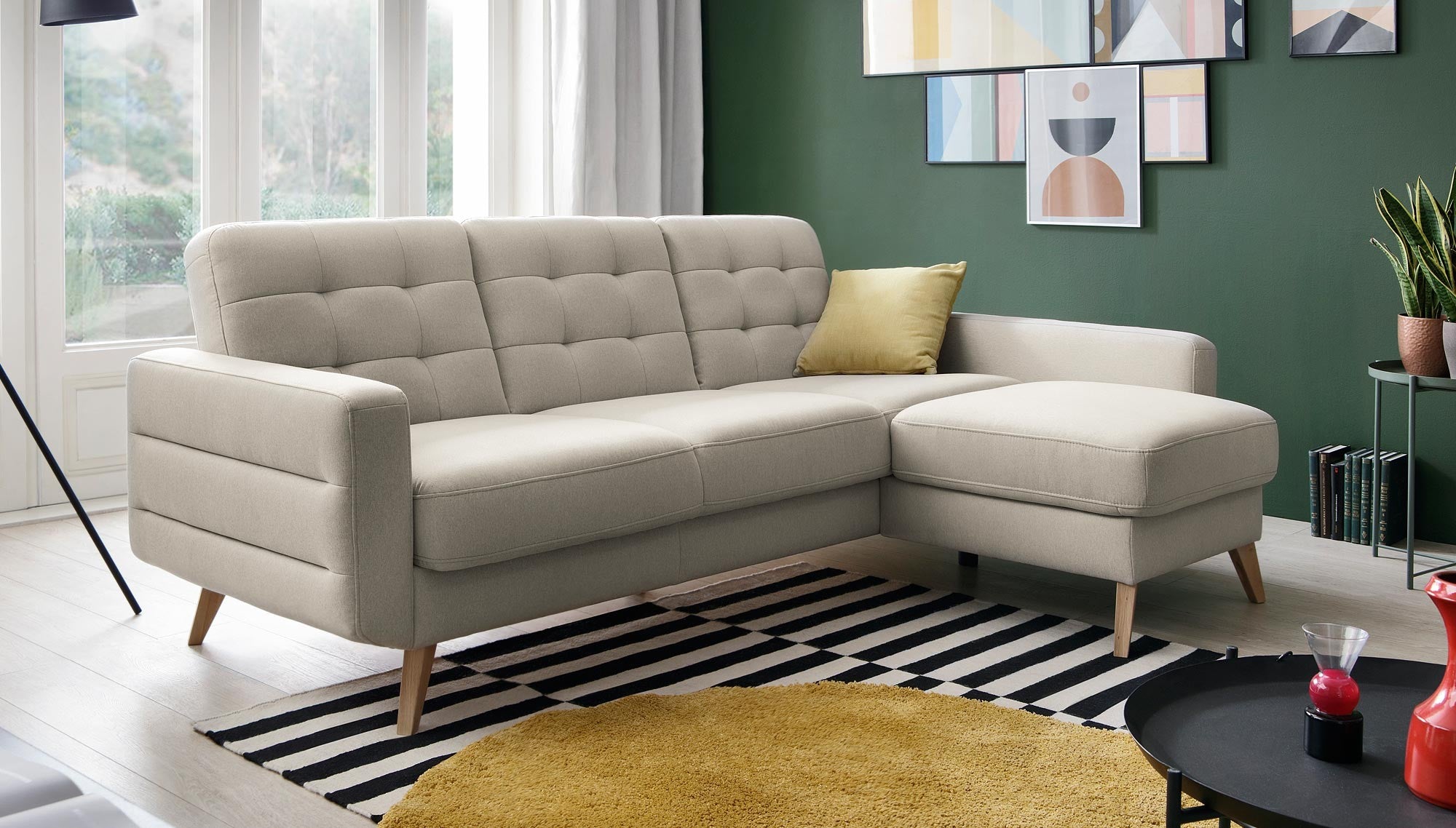 Skandináv stílusú sarokkanapé vízszintes varrással.