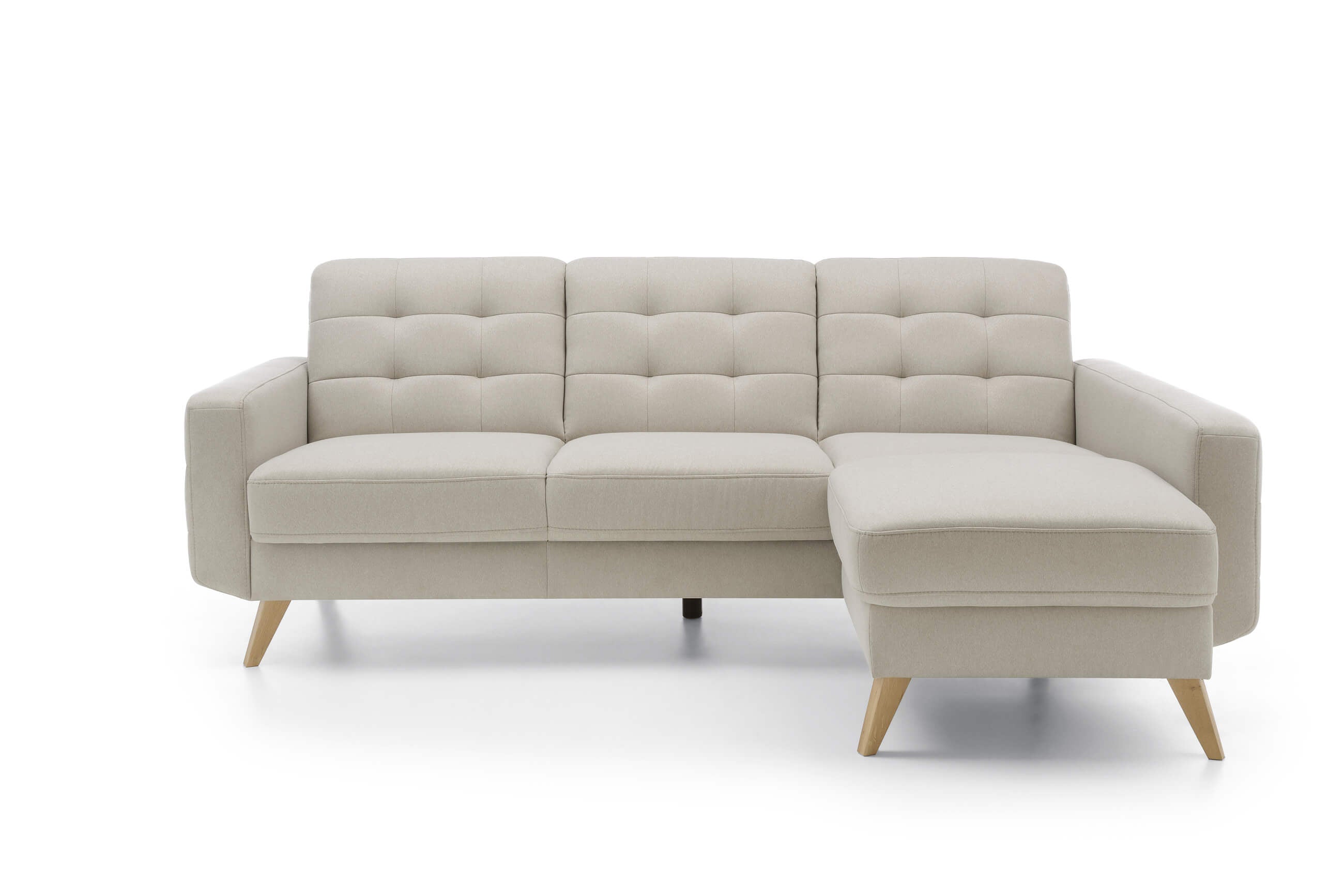 Kényelmes sarokkanapé tűzött háttámlával, robotporszívó kompatibilis lábakkal.