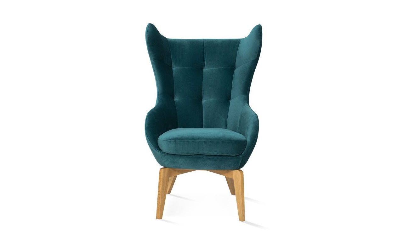 Kék bársony tűzött háttámlás fotel fa lábakkal