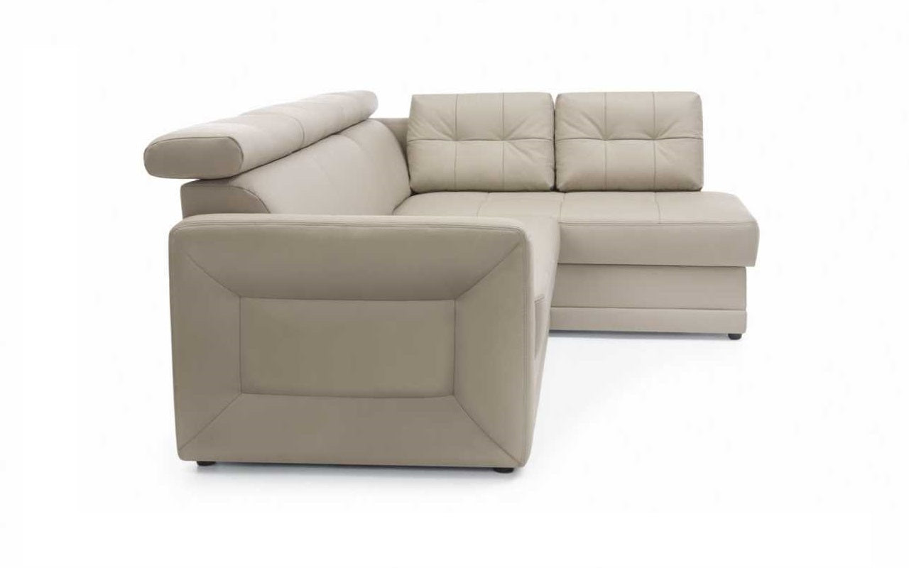 Bézs szövet kanapé nagy ágynemű tartóval.