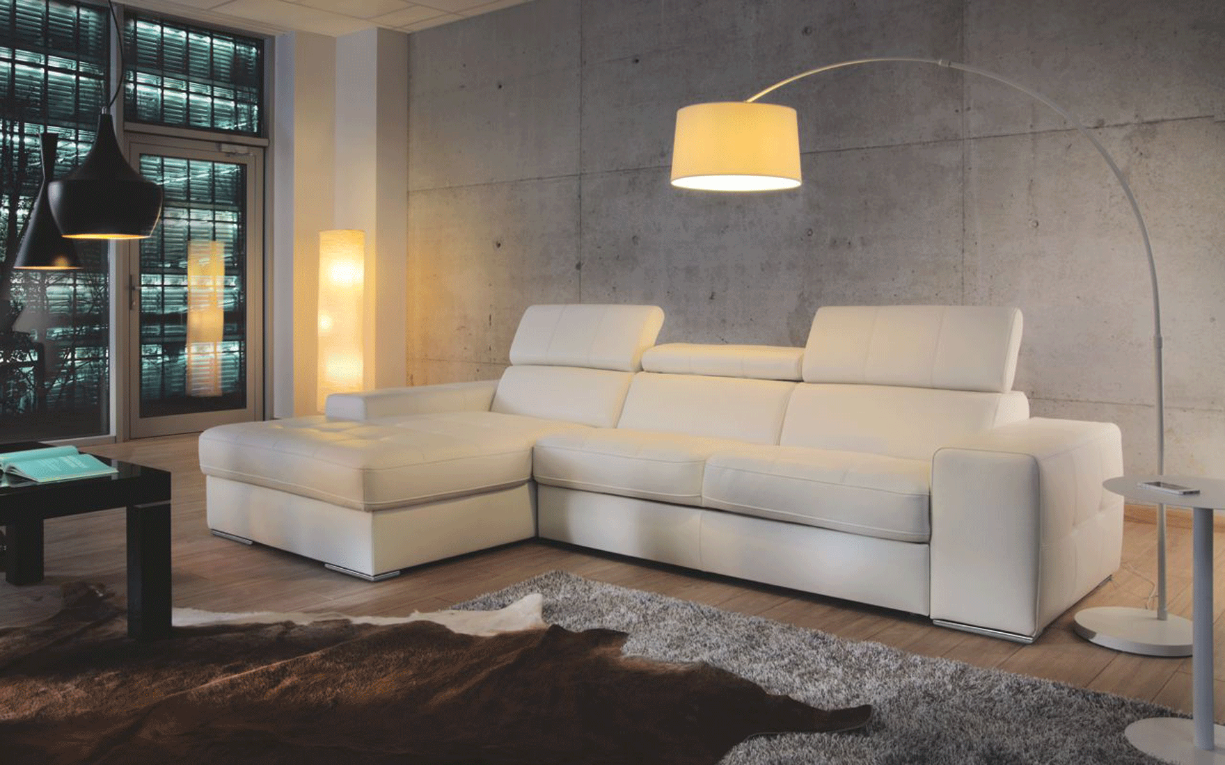 Puha kanapé széles kartámasszal.