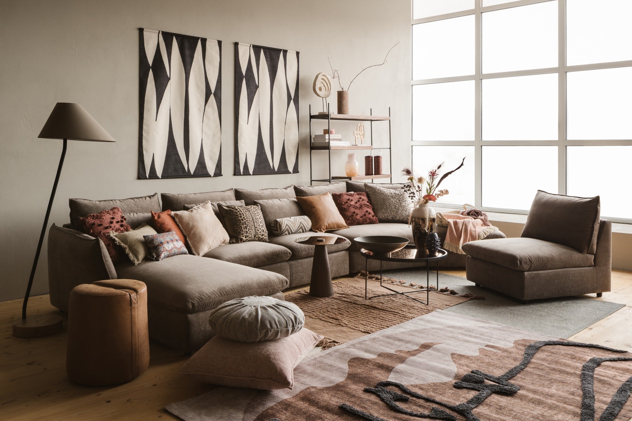 Nagy, puha, barna kanapé. Extra kényelmes.