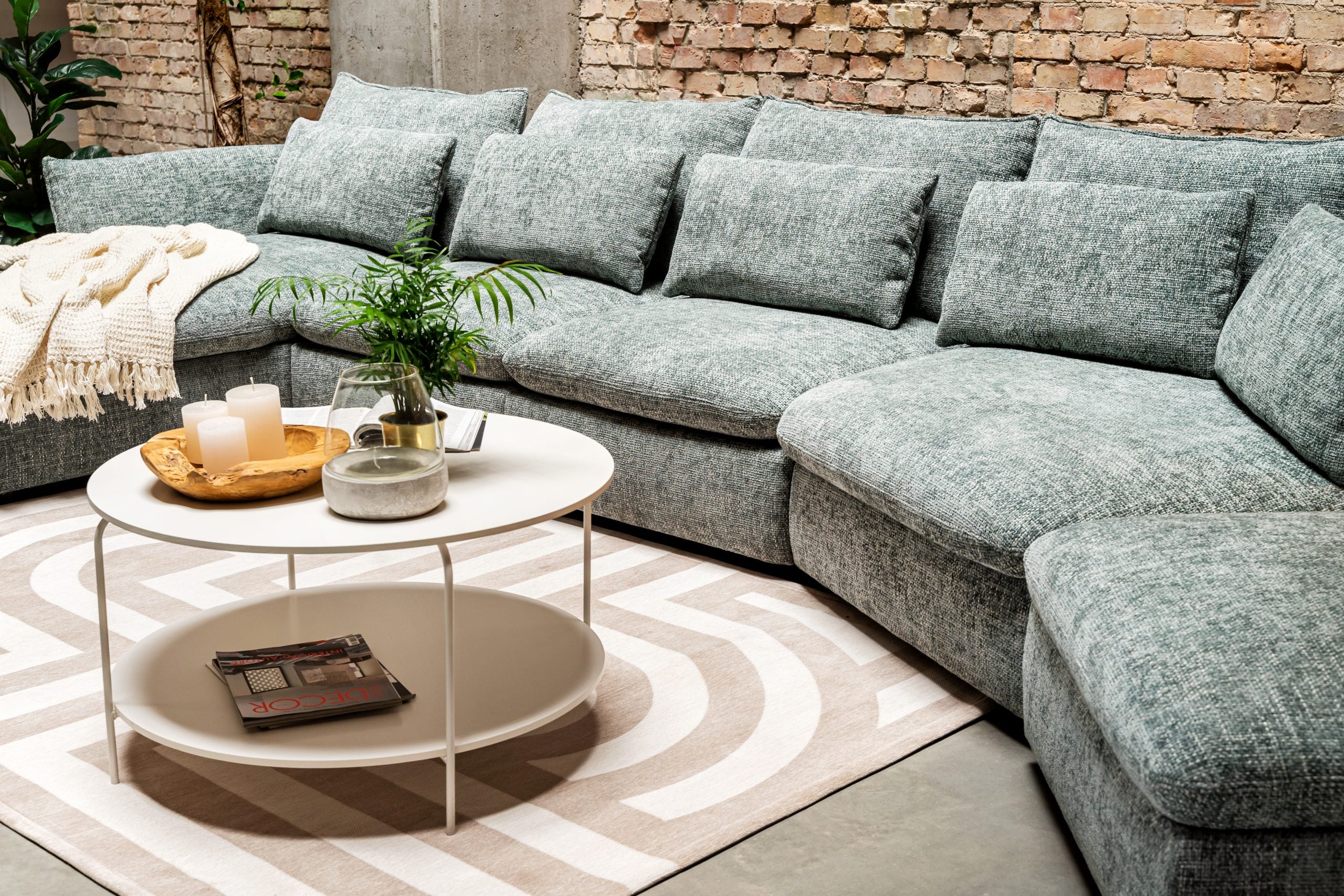 Óriási, zöld, sok párnás elemes kanapé.