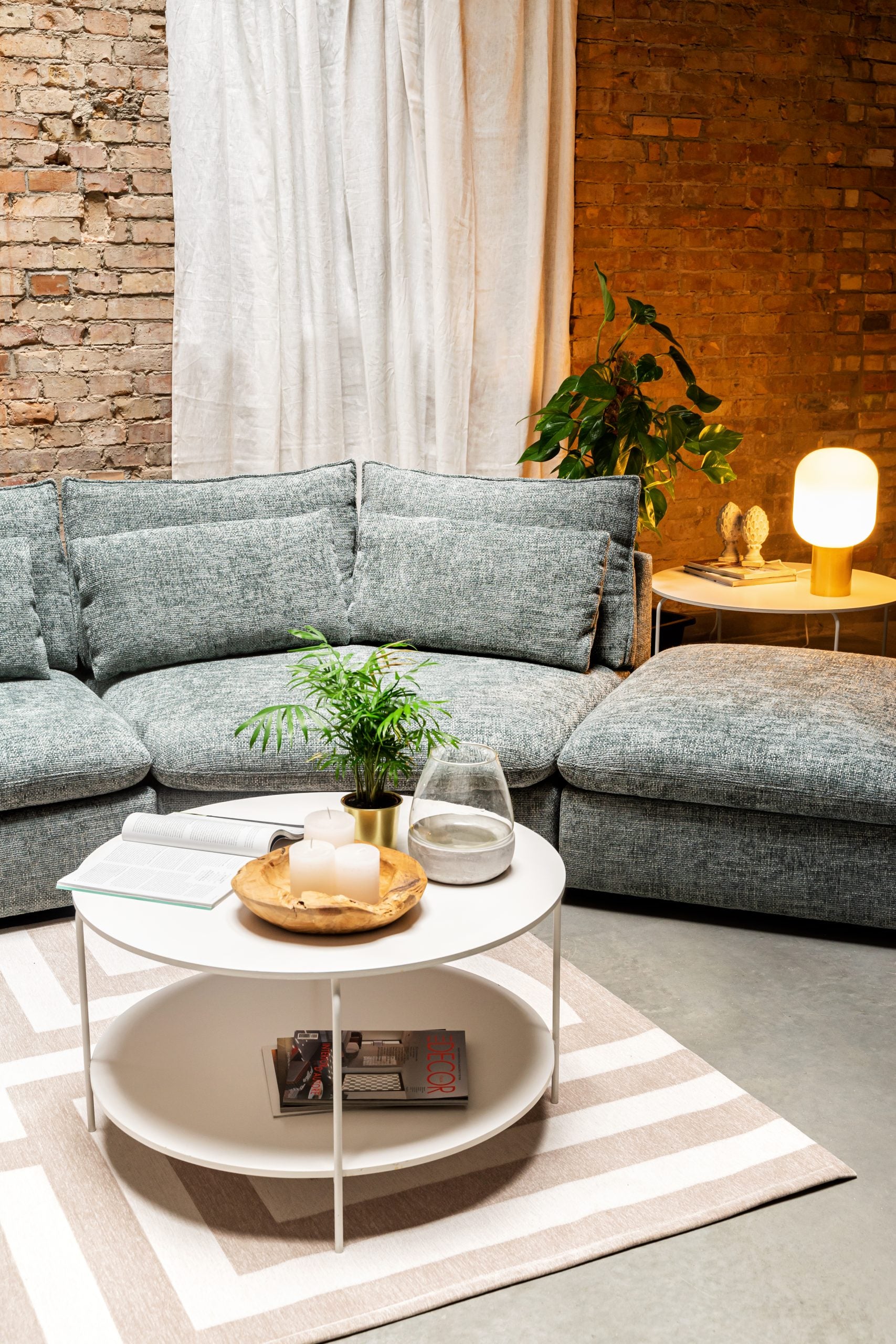 Óriási, zöld, sok párnás elemes kanapé.