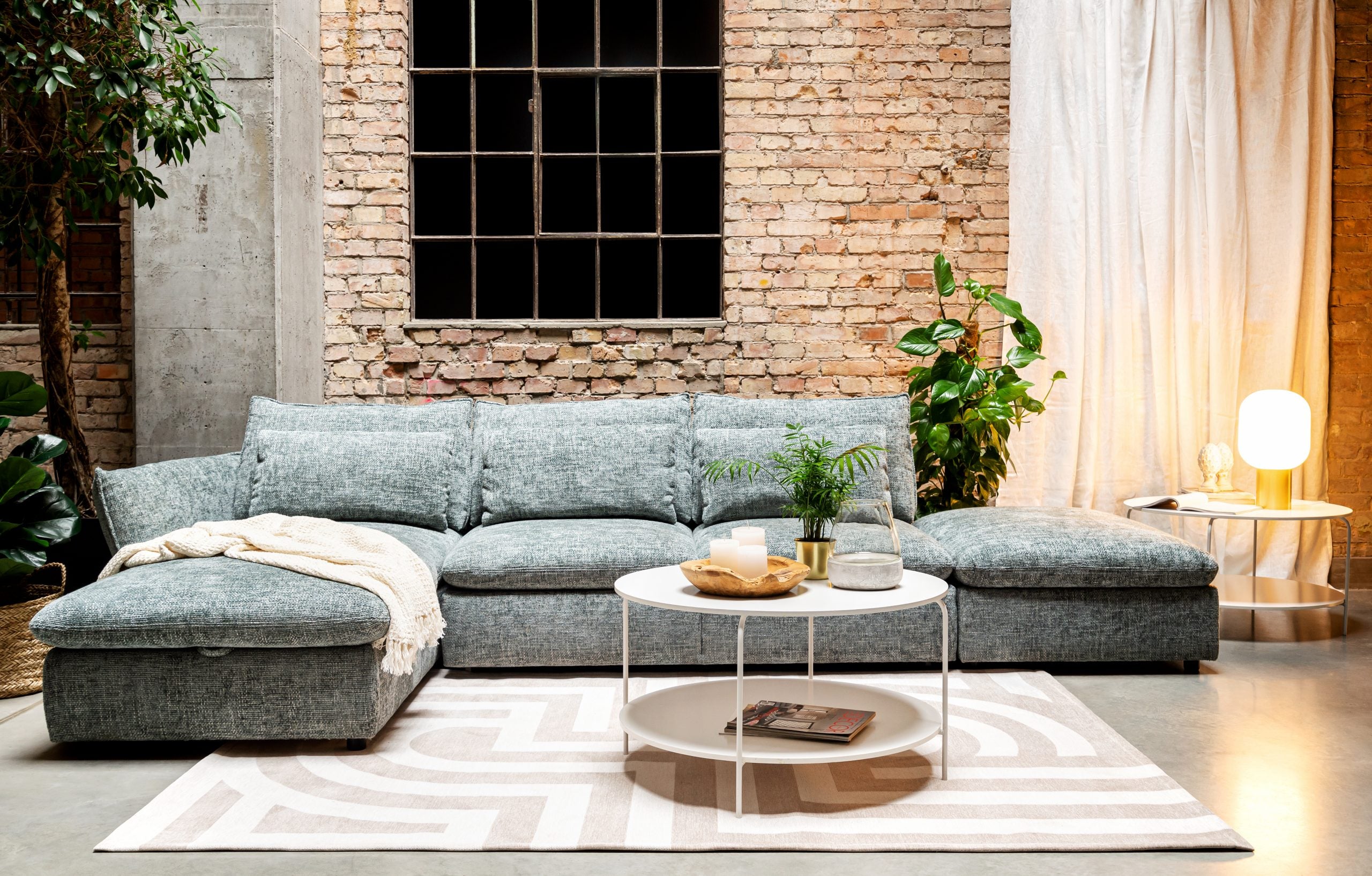 Puha, zöld, háromszemélyes elemes kanapé.