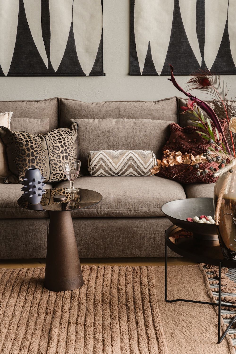 Bohó, barna szövet kanapé.