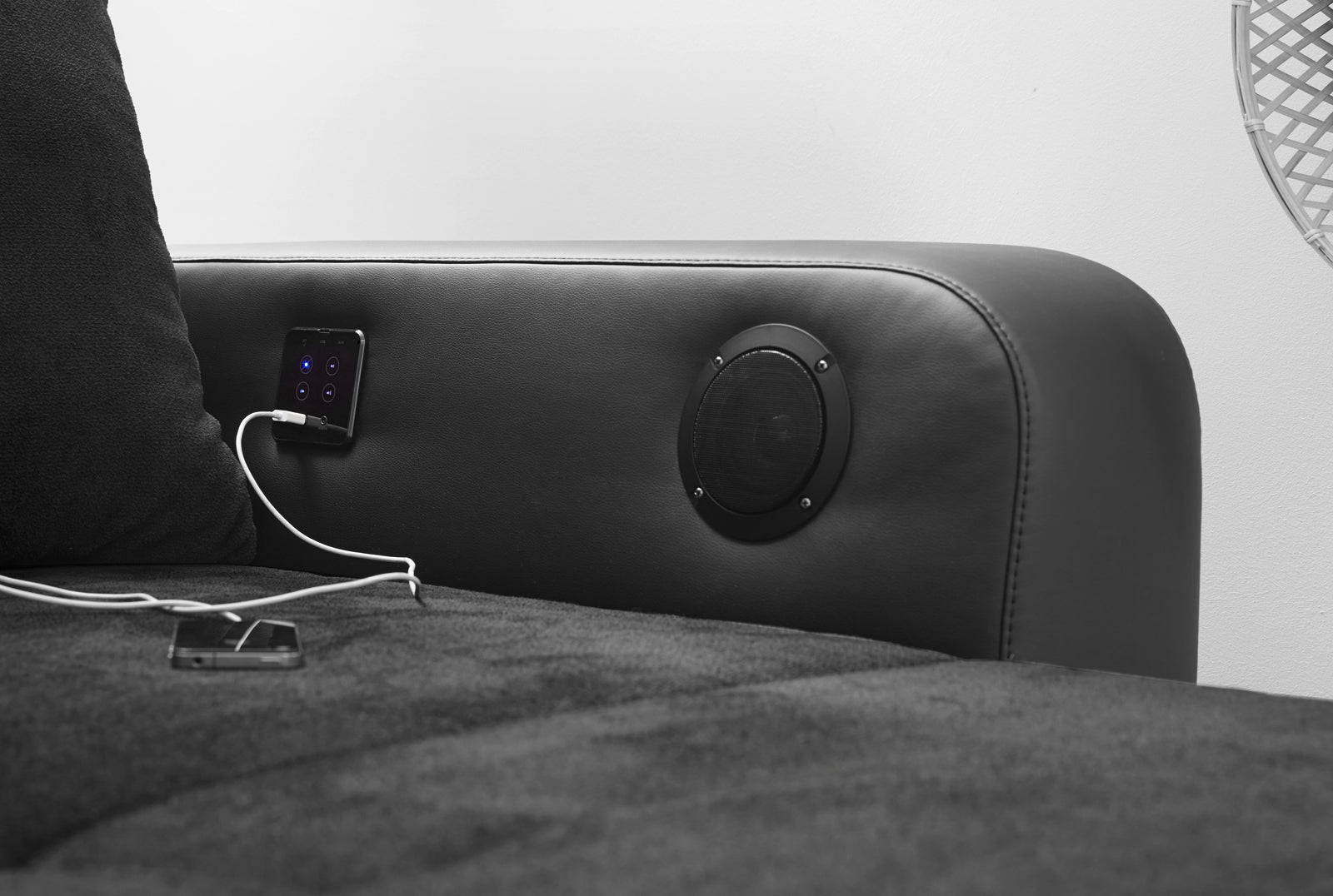 Fekete kanapé RGB világítással, hangszóróval és bluetooth kapcsolattal.