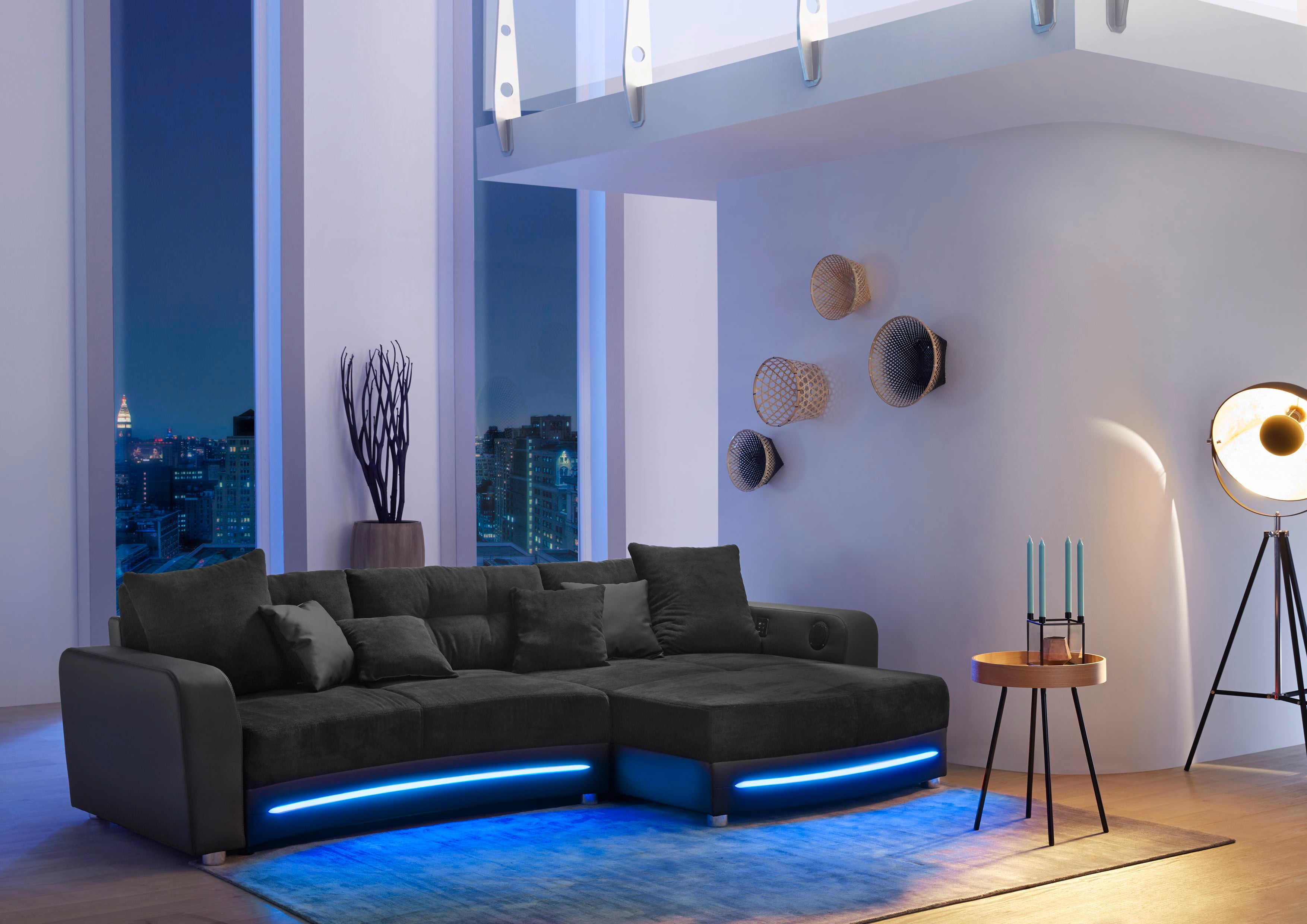 Fekete kanapé RGB világítással, hangszóróval és bluetooth kapcsolattal.