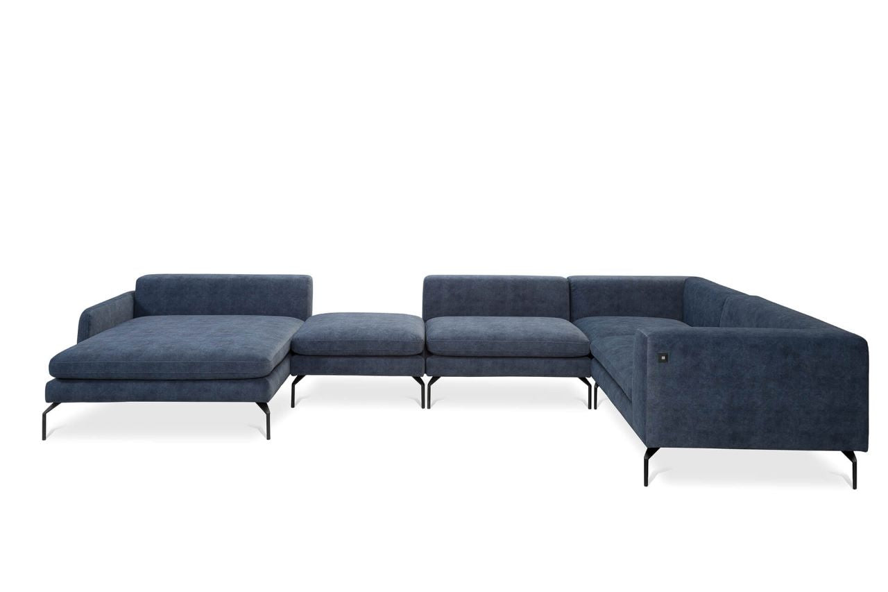 Óriási U alakú kanapé puffal.