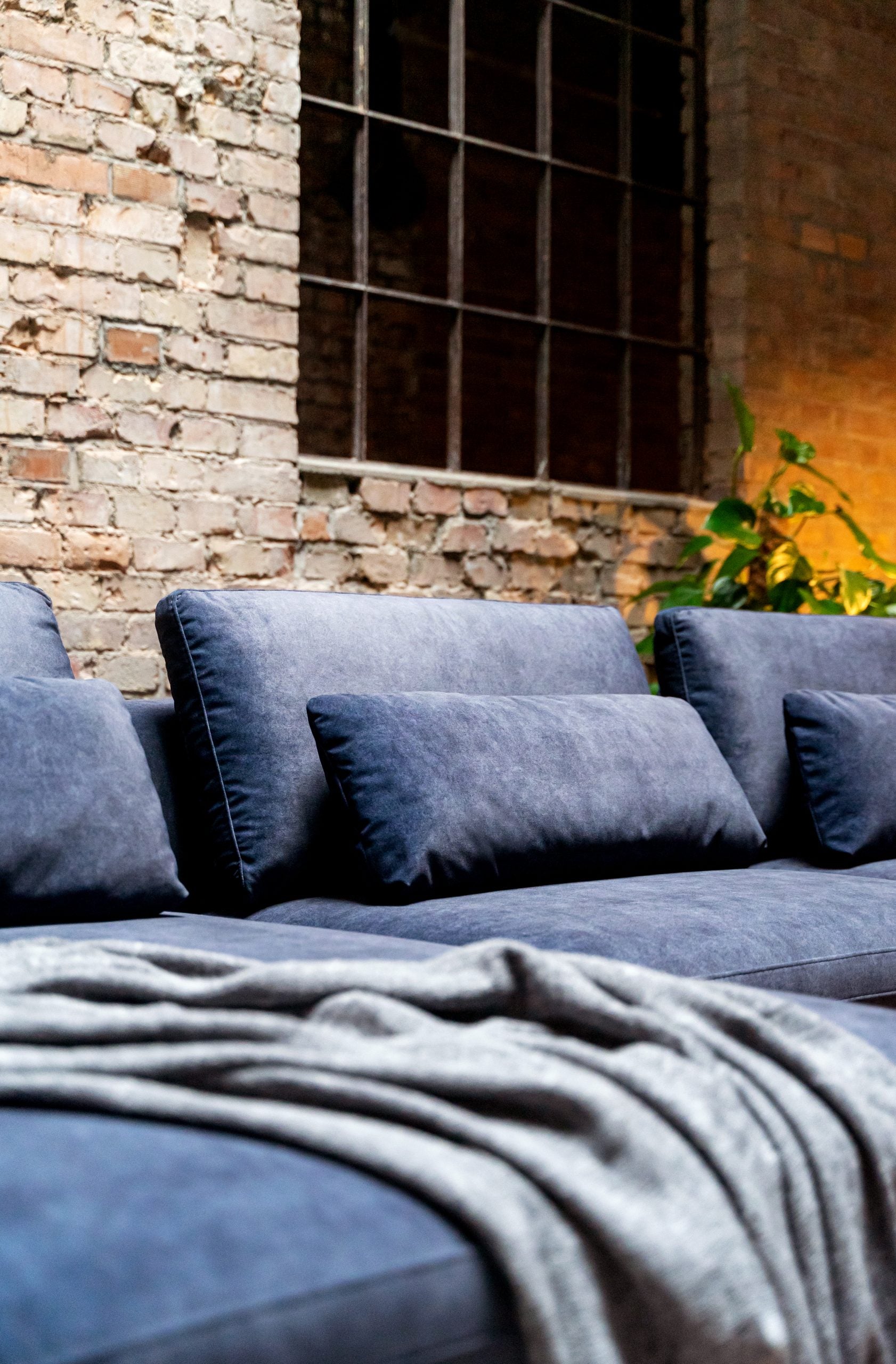 Puha, kék bársony kanapé párnákkal.