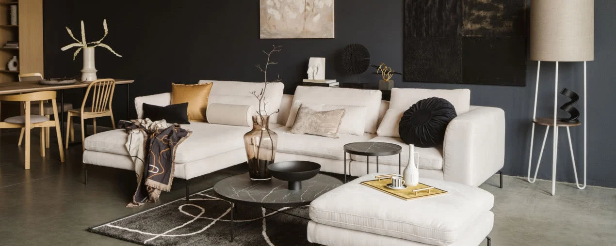 Háromszemélyes elemes kanapé, magas lábakkal.