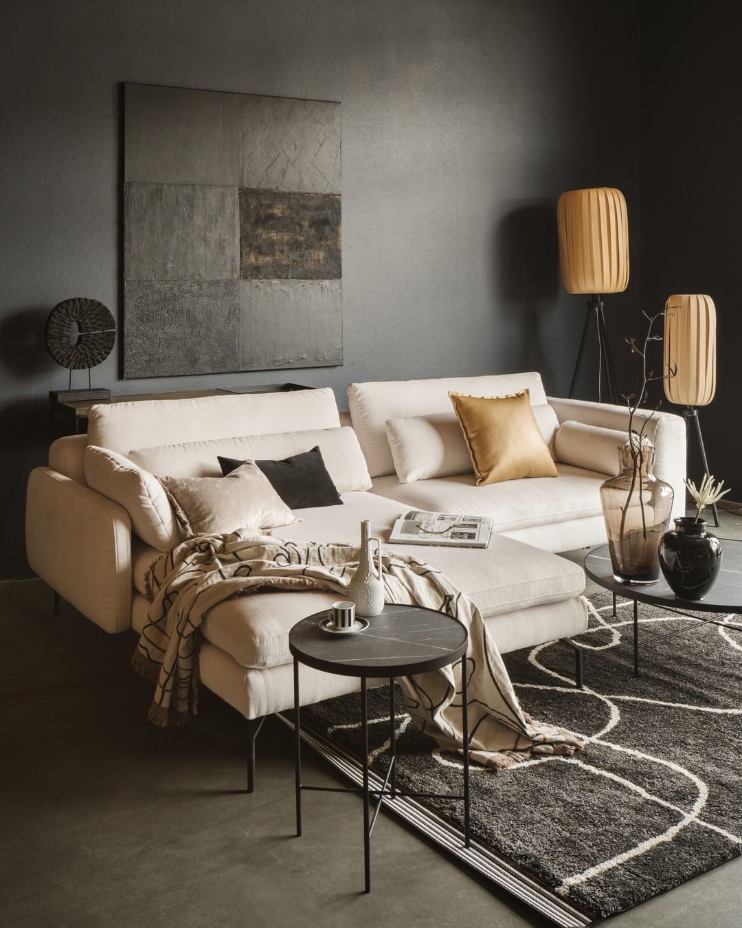 Fehér, robotporszívó kompatibilis magas lábas kanapé., .