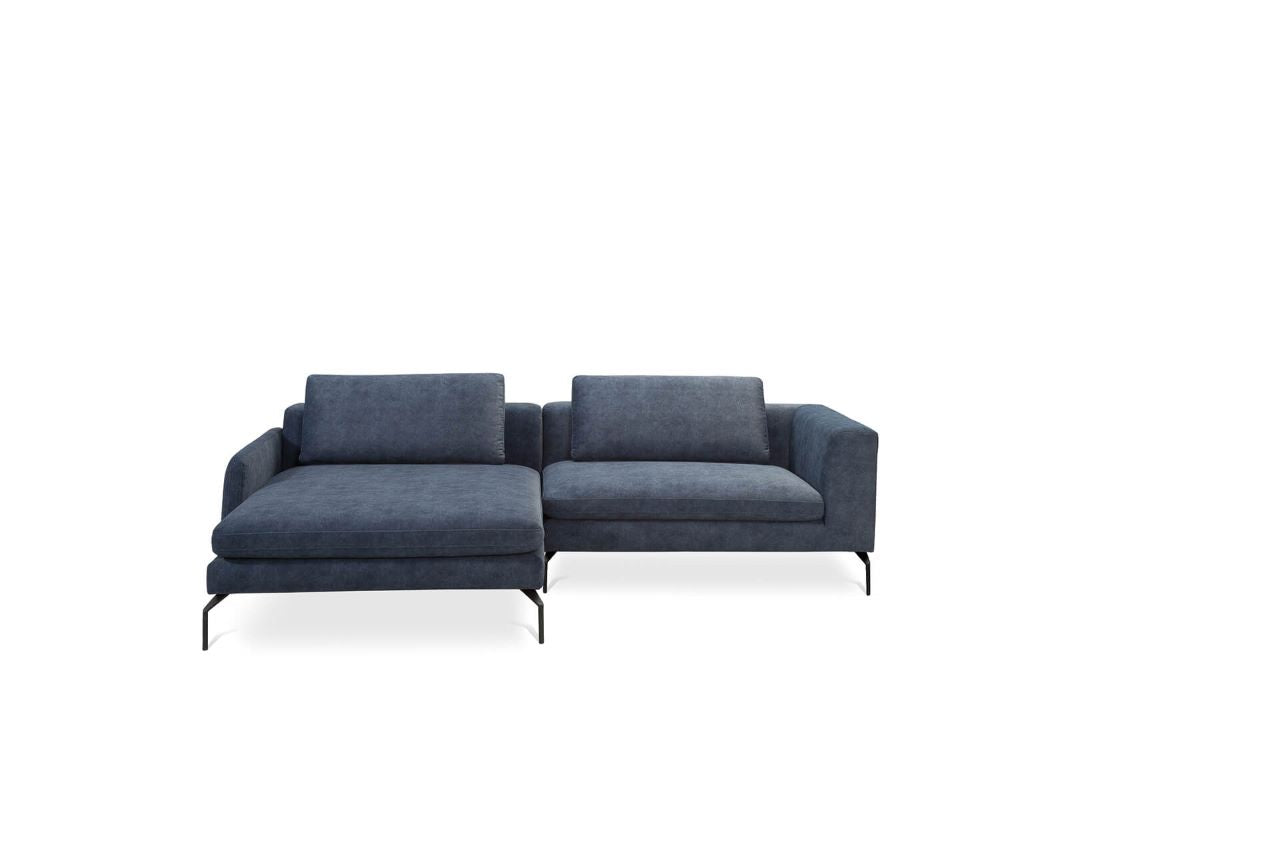 Kék, kétszemélyes, magas lábú kanapé.