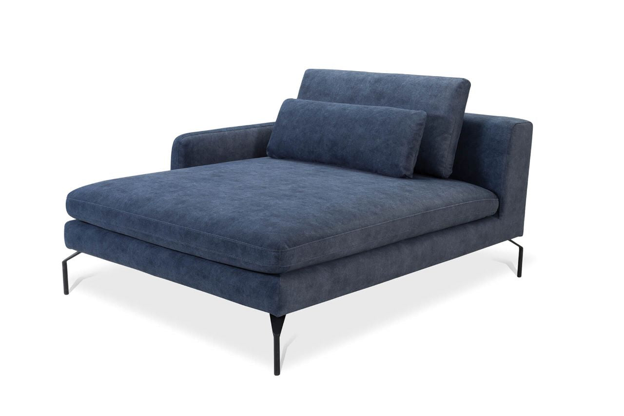 Színben passzoló külön álló rekamié.