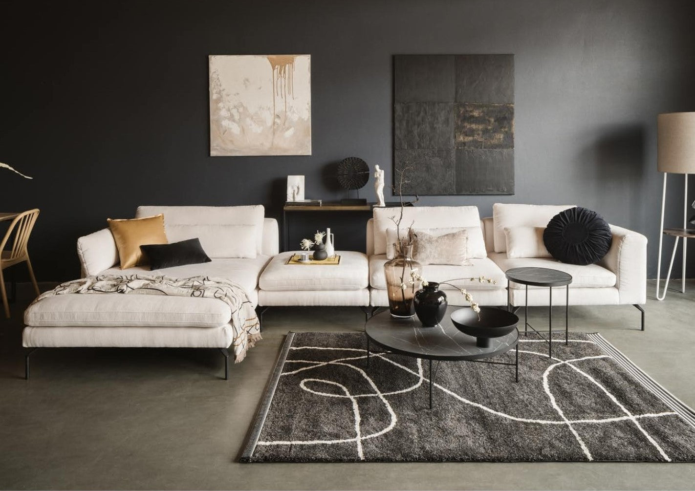 L alakú fehér kanapé magas lábakkal.