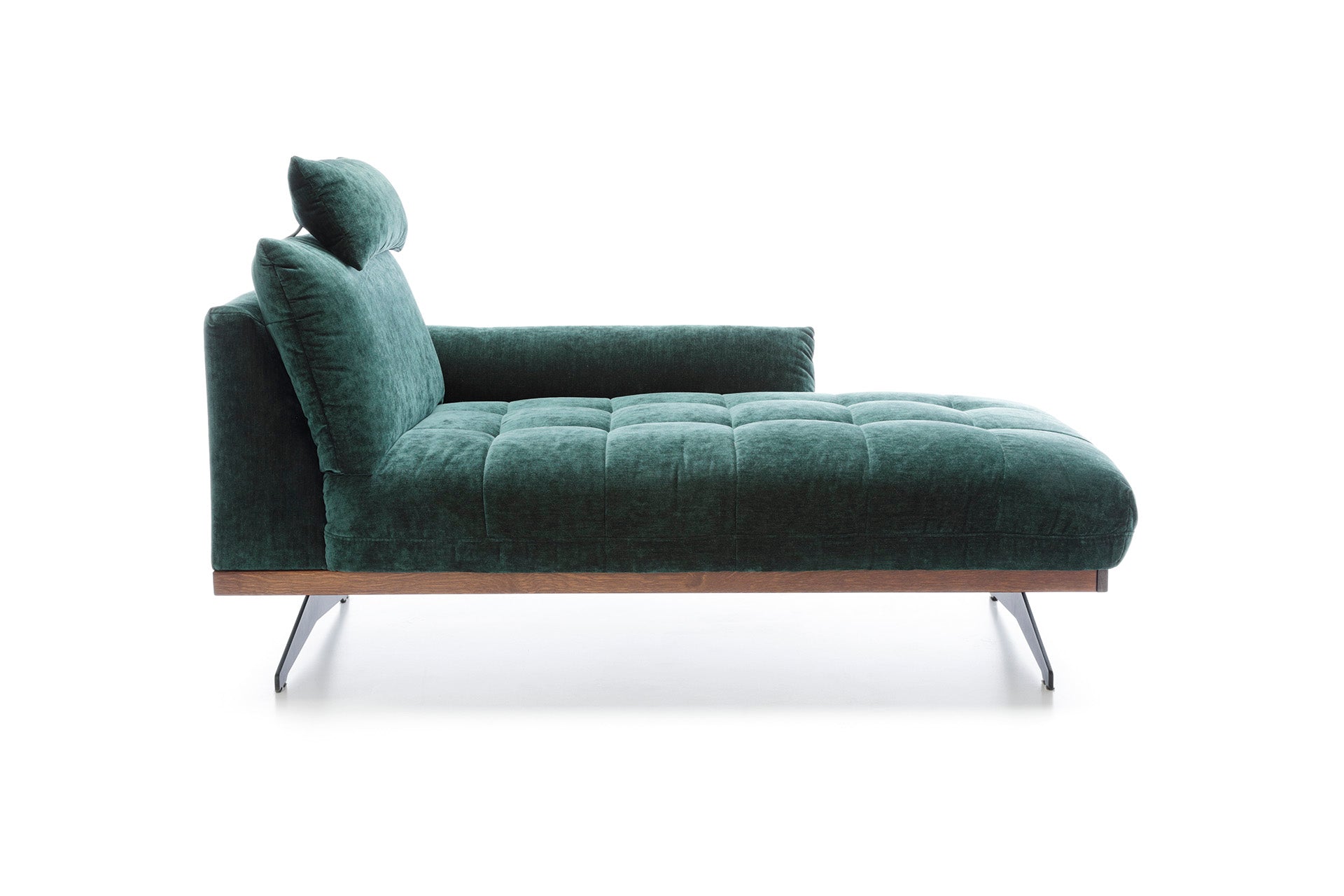 Sötétzöld fekvőfotel választható fa színnel és magas lábakkal.