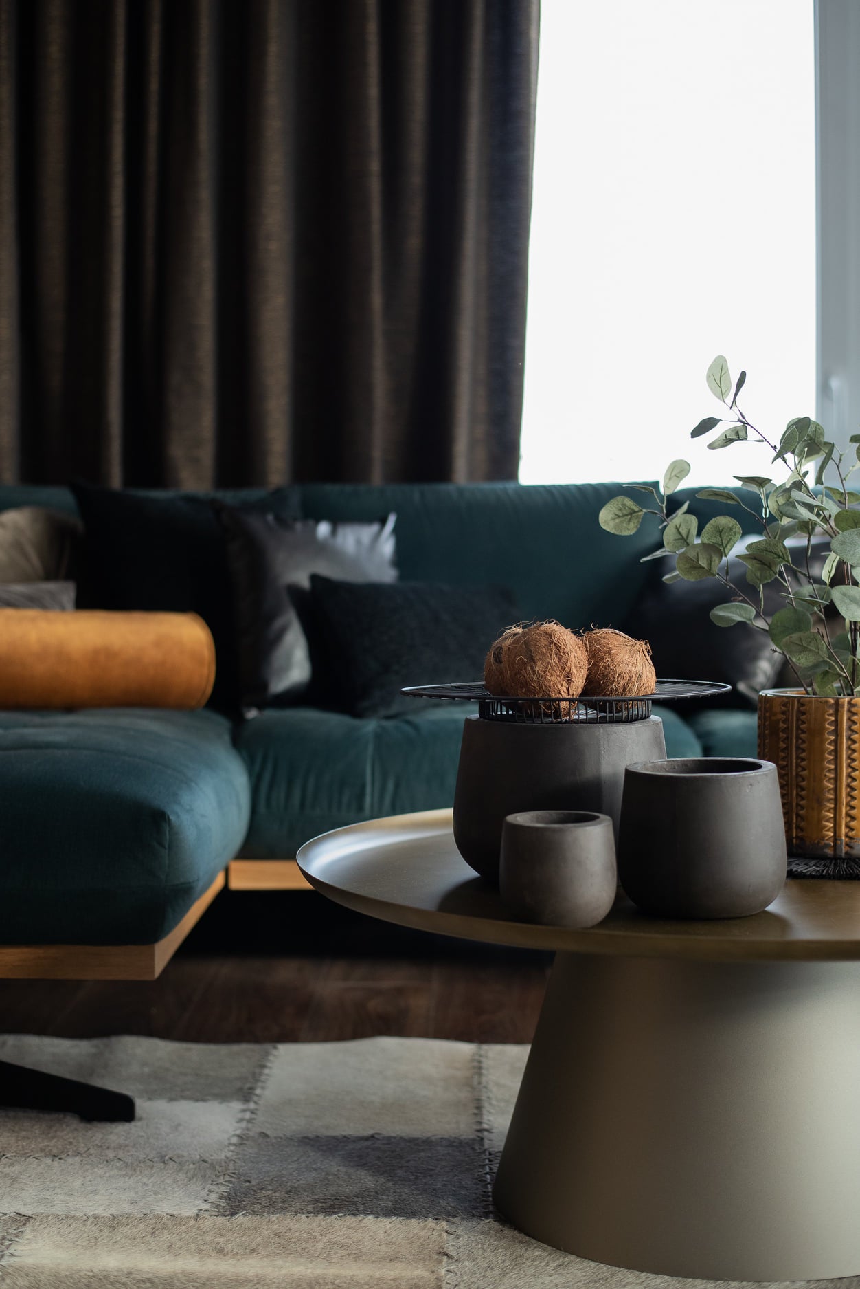 Sötétzöld bársony sarokkanapé fejtámlával