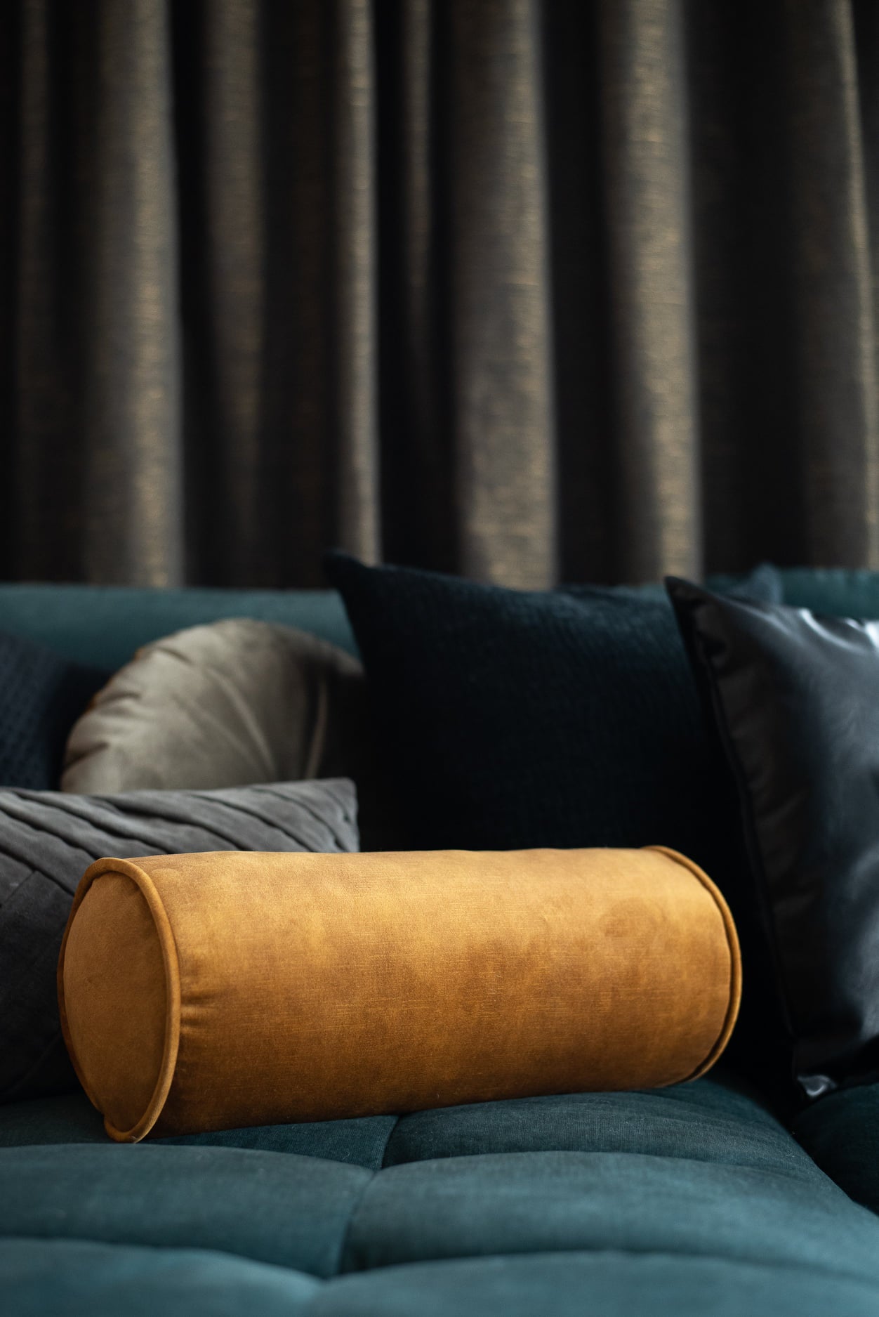 Sötétzöld bársony sarokkanapé fejtámlával