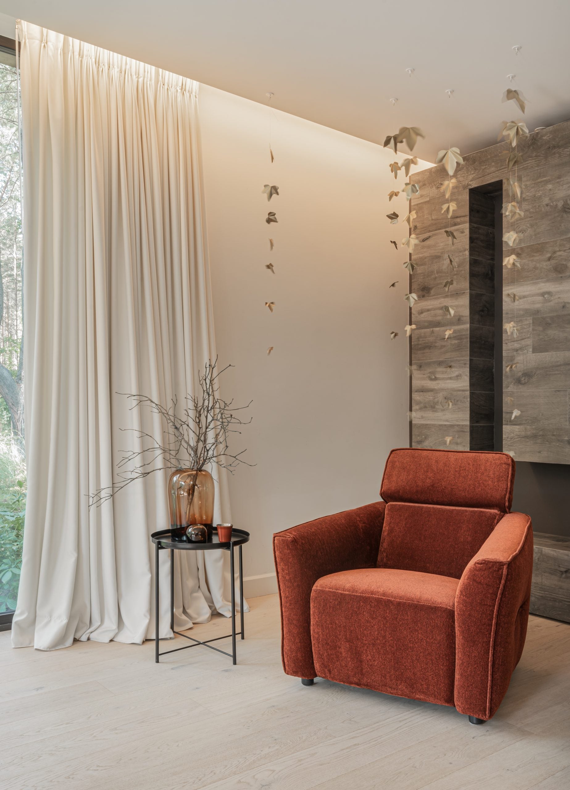 Kényelmes, rozsdabarna fotel állítható fejtámlával