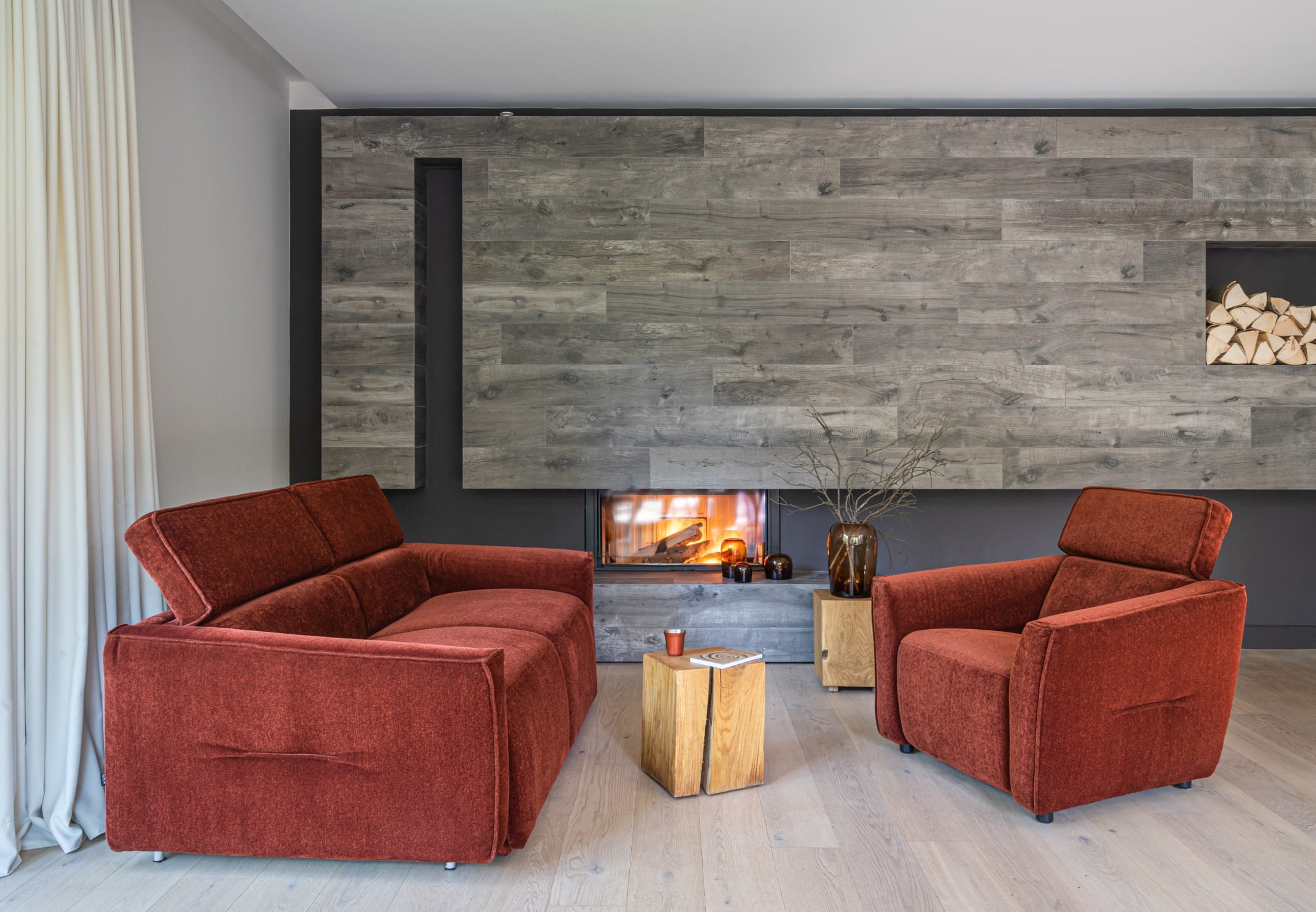 Kényelmes, rozsdabarna fotel állítható fejtámlával, hozzá illő kanapéval.