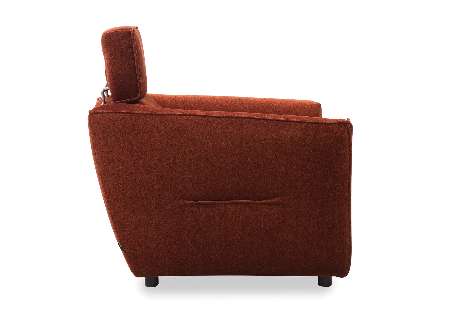 Kényelmes, rozsdabarna fotel állítható fejtámlával, hozzá illő kanapéval.