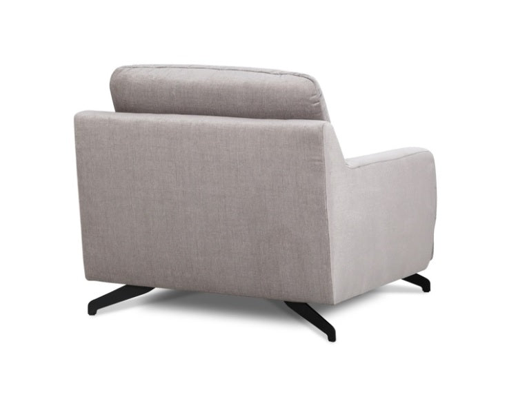 Nagy szürke fotel fekete lábakkal.