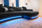 Fekete kanapé RGB világítással, hangszóróval és bluetooth kapcsolattal.