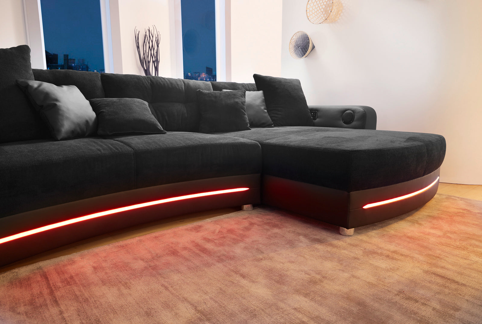 Fekete kanapé RGB világítással, hangszóróval és bluetooth kapcsolattal.