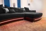 Fekete kanapé RGB világítással, hangszóróval és bluetooth kapcsolattal.