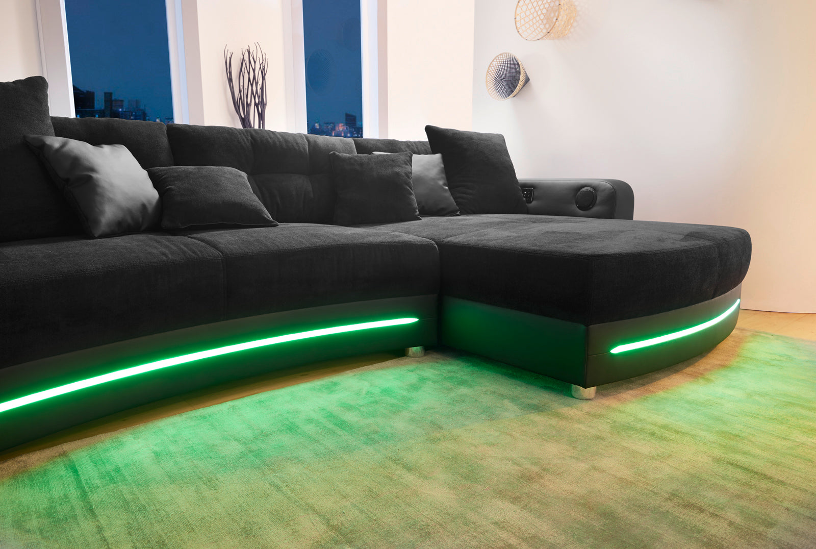 Fekete kanapé RGB világítással, hangszóróval és bluetooth kapcsolattal.