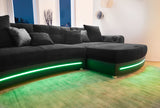 Fekete kanapé RGB világítással, hangszóróval és bluetooth kapcsolattal.