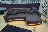 Fekete kanapé RGB világítással, hangszóróval és bluetooth kapcsolattal.