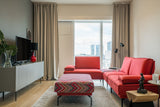 Modern piros kanapé hozzá passzoló puffal.
