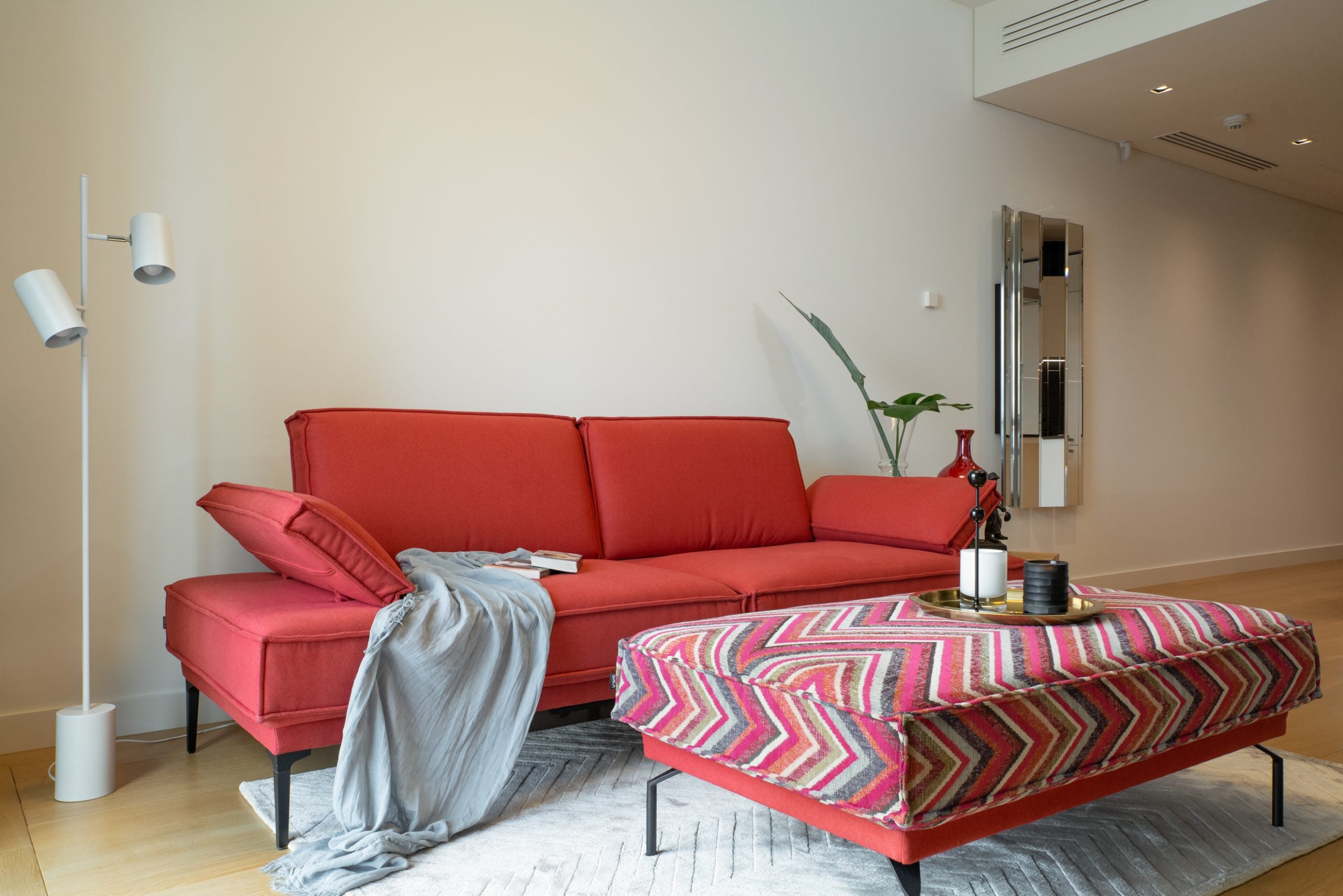 Piros kétszemélyes kanapé magas lábbal 