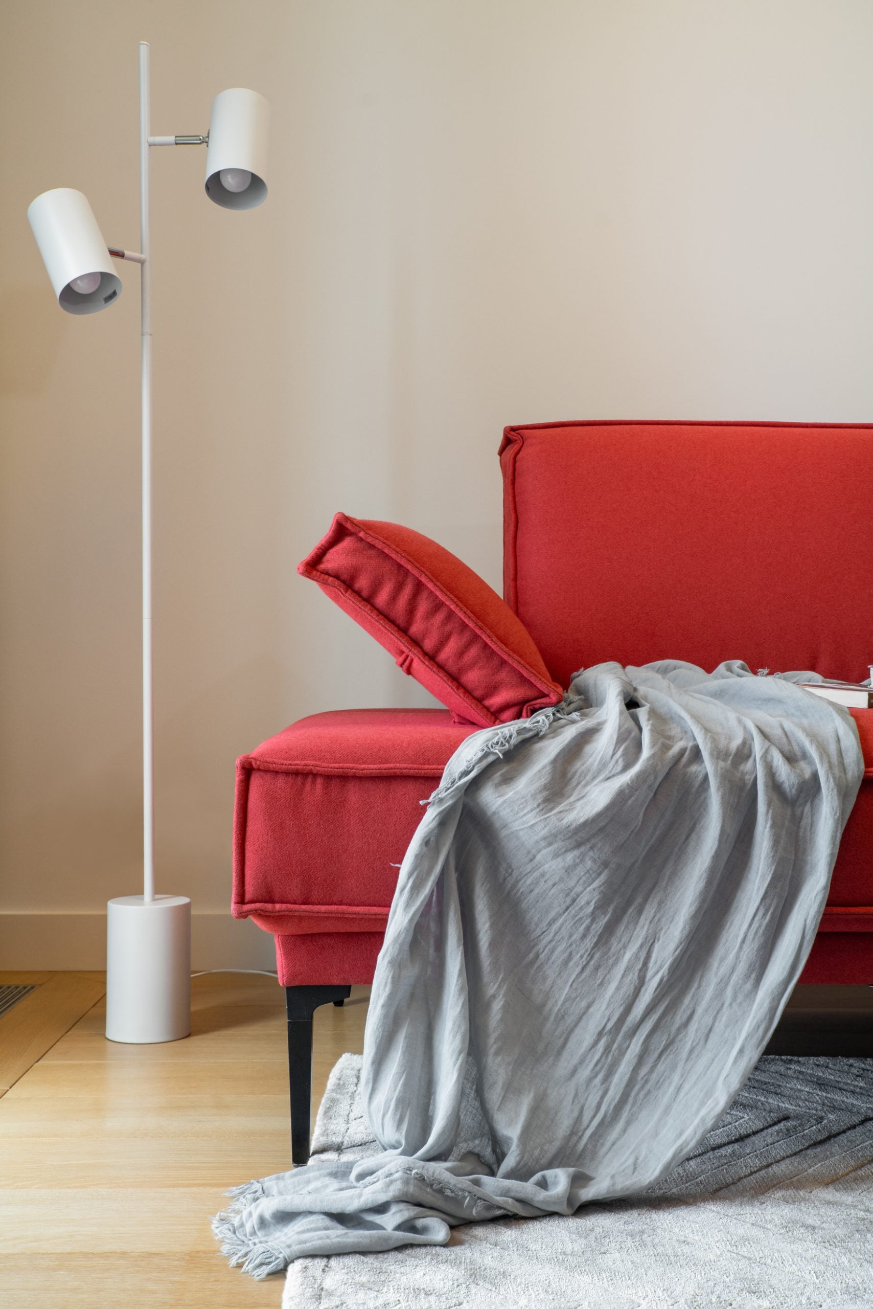 Modern piros kanapé szürke pléddel