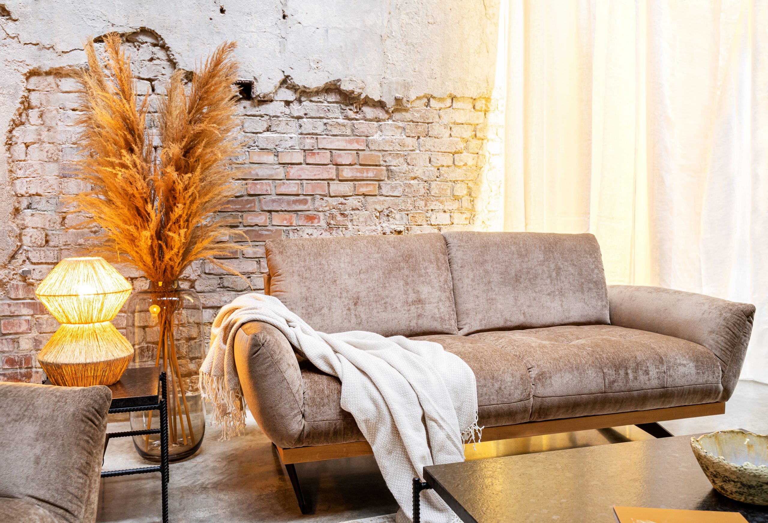Kényelmes, magas lábas kétszemélyes barna szövet kanapé