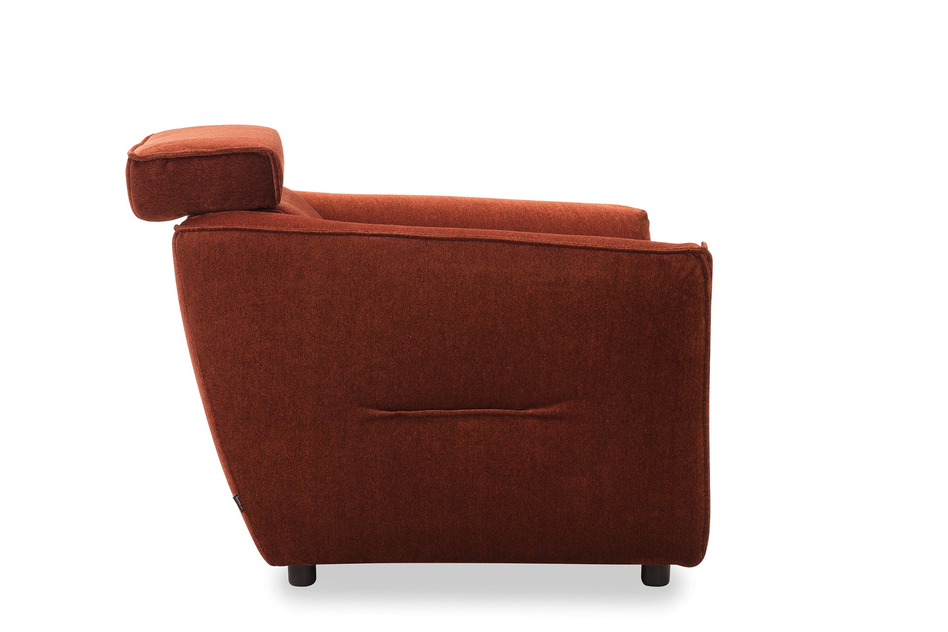 Kényelmes, rozsdabarna fotel állítható fejtámlával, hozzá illő kanapéval.